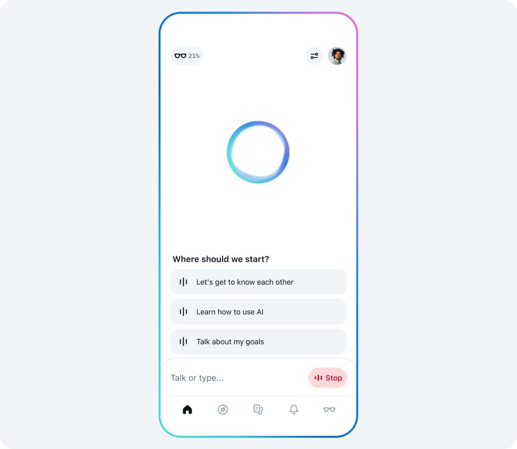 لقطة شاشة لشاشة البداية في تطبيق Meta AI على الهاتف، تظهر خيارات التفاعل الصوتي والنصي، اقتراحات للمحادثة، وشعار Meta AI، مع إشارة لاتصال بنظارات Ray-Ban الذكية.