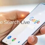يد تمسك هاتفًا ذكيًا يعرض واجهة بحث جوجل مع عبارة "Google Search Live" بارزة، للدلالة على ميزة البحث الصوتي التفاعلي الجديدة.