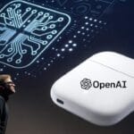 سام ألتمان، الرئيس التنفيذي لشركة OpenAI، ينظر إلى الأعلى نحو شاشة عرض تُظهر تصميمًا معقدًا لرقاقة ذكاء اصطناعي، وبجانبه صورة مكبرة لجهاز أبيض أنيق شبيه بعلبة سماعات يحمل شعار OpenAI، كتصور لأحد أجهزة الشركة المستقبلية.