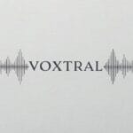 شعار نموذج Voxtral من ميسترال، يظهر اسم النموذج باللون الداكن ويتوسط رسمًا لموجة صوتية على خلفية ذات ملمس ورقي باللون الرمادي الفاتح.